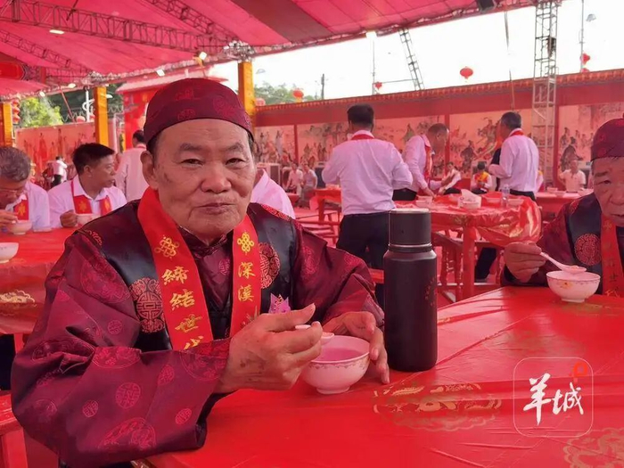 互访联谊活动上，大家共吃寓意“团圆”“和谐”的汤圆