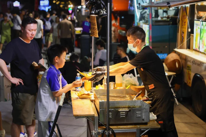 9月14日，人们在“春申美好生活季”系列活动之一的“江南吃货节”选购美食 / 新华社记者王翔 摄