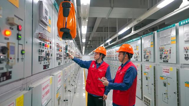 国网北京大兴供电公司员工对110千伏重点变电站设备开展巡视检查。张章 摄