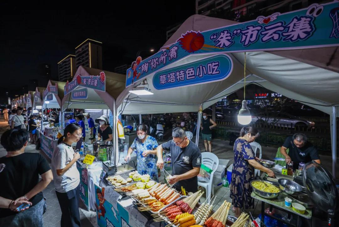 9月16日，市民在共富市集上选购本地特色美食 / 新华社记者徐昱 摄