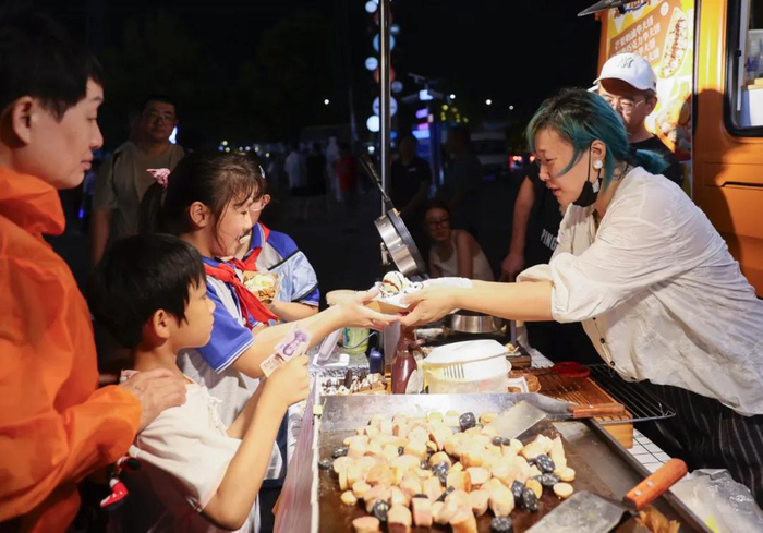 9月14日，小朋友们在选购美食 / 新华社记者王翔 摄