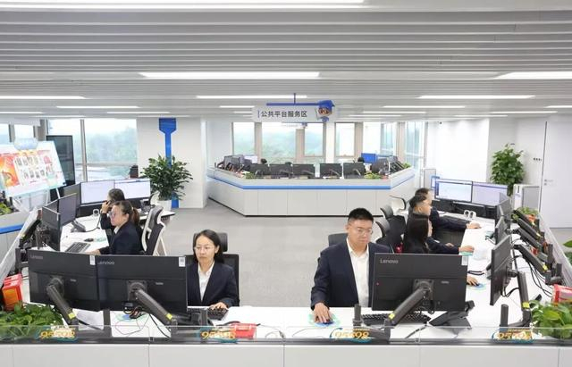 国网北京客服中心充实95598供电服务热线远程工作站值守力量。王蕊 摄