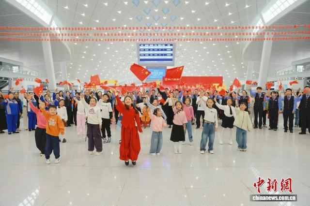 图为荆门西站举办喜迎国庆活动。 陈龙 摄