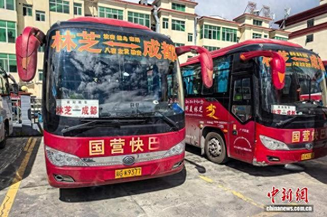 9月29日，西藏自治区林芝市客运中心停放的林芝至成都客运大巴车。牛长城 摄