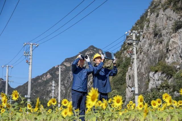 国网北京门头沟供电公司员工在韭园村对景区周边线路开展巡视，确保节日期间供电安全可靠。张文静 摄