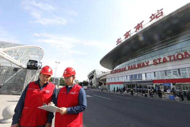 国家电网首都电力（丰台）共产党员服务队队员在北京南站开展安全用电检查工作。毕成杰 摄