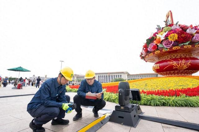 国网北京城区供电公司员工正在巡检天安门广场景观花篮供电设备。林峰 摄