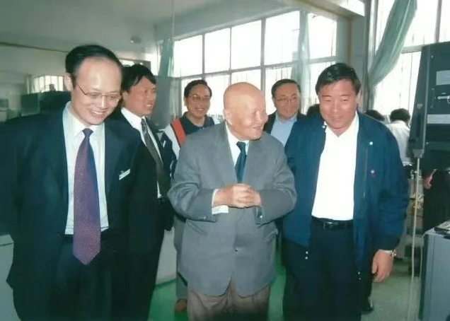▲2004年，师昌绪（前排左二）亲赴威海考察光威生产线