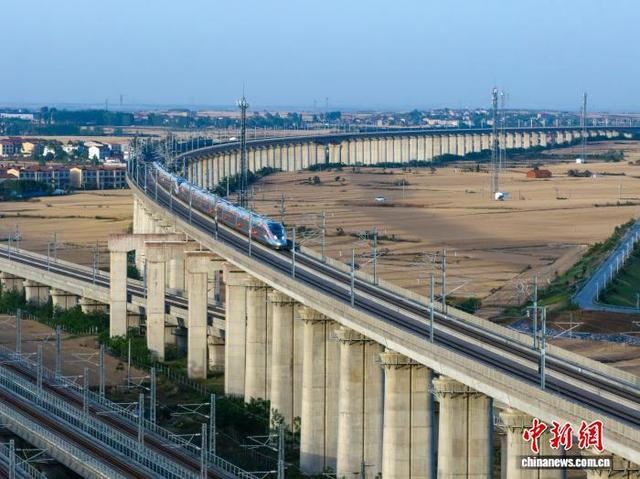 图为襄荆高铁上的智能复兴号。 梁超 摄