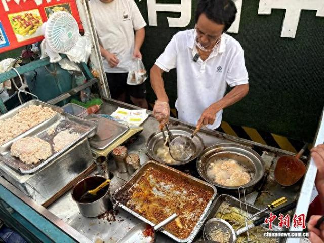 9月28日，“鸡排哥”李俊永正在为食客炸制鸡排。记者 李韵涵 摄