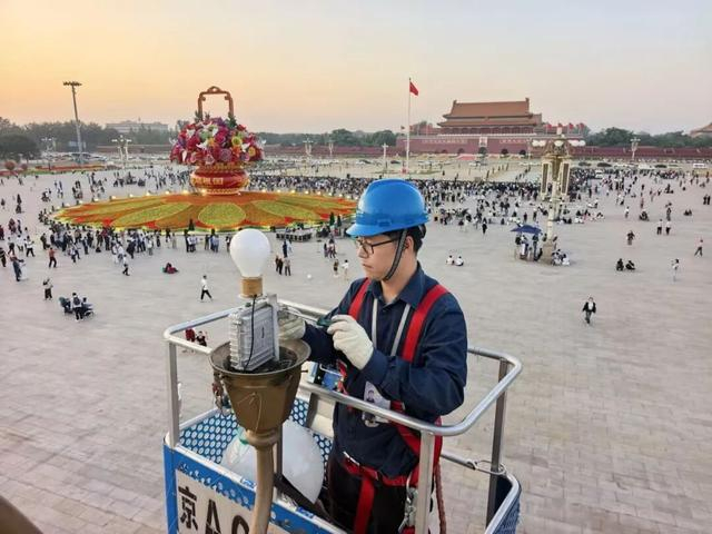 国庆节前夕，国网北京电力城市照明管理中心华灯班人员在天安门广场巡检华灯设备。魏晓彬 摄