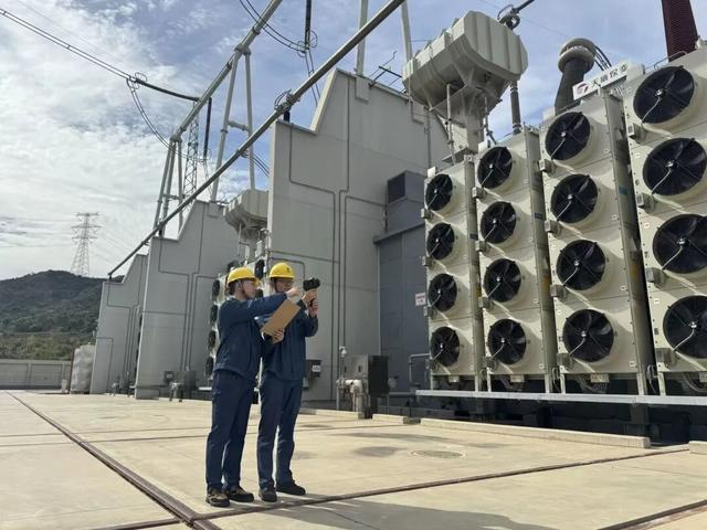 国网北京电力检修分公司员工在±500千伏延庆换流站对电力设备开展红外测温和巡检工作，确保节日期间供电安全可靠。邱子鉴 摄