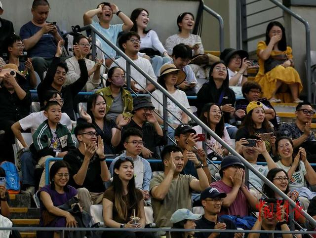 9月29日，北京国家网球中心，观众为佩古拉和拉杜卡努的精彩对决欢呼。中青报•中青网记者 曲俊燕/摄