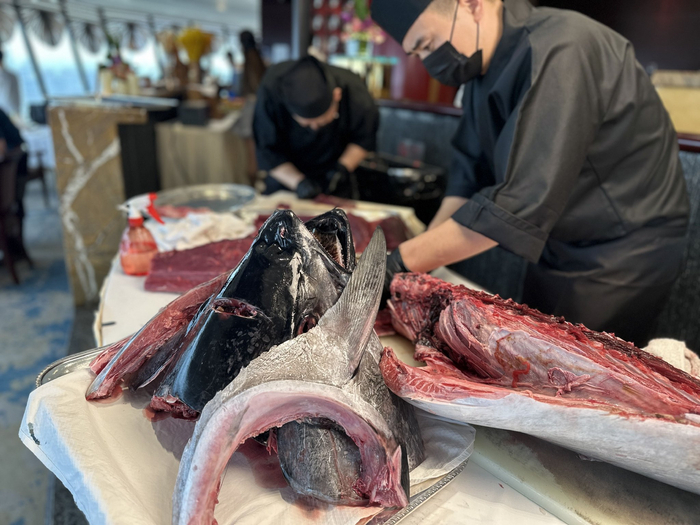 在节日到来前夕，饭店餐饮推出包含多种顶级食材的自助全新模式。新京报记者 王萍 摄