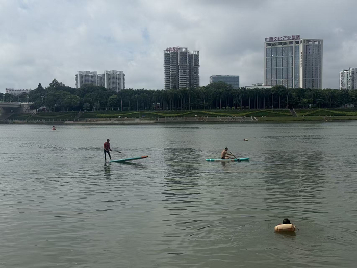 9月10日早晨，邕江（郁江南宁市段）上不少市民在游泳、划桨。本文图片均为澎湃新闻记者 刁凡超 摄