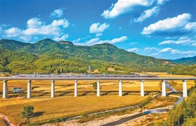 9月28日，列车行驶在沈佳高铁沈白段上。陈 明摄
