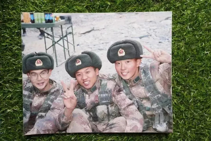 图：陈祥榕（右一）和战友