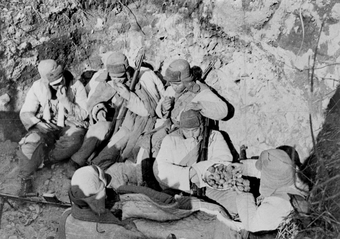 长津湖战役中，官兵们吃冻土豆充饥。