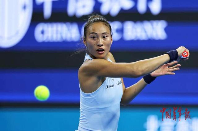 9月29日，北京国家网球中心，2025中国网球公开赛女子单打第三轮，郑钦文在比赛中。中青报·中青网记者 曲俊燕/摄