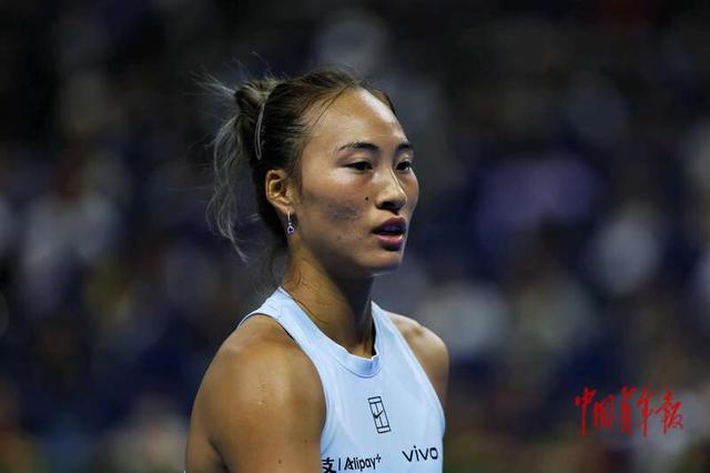 9月29日，北京国家网球中心，2025中国网球公开赛女子单打第三轮，郑钦文在比赛中。中青报·中青网记者 曲俊燕/摄