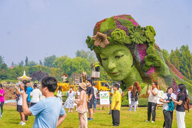 北京国际鲜花港的巨型“花神归家”立体花坛。 本报记者 武亦彬 摄