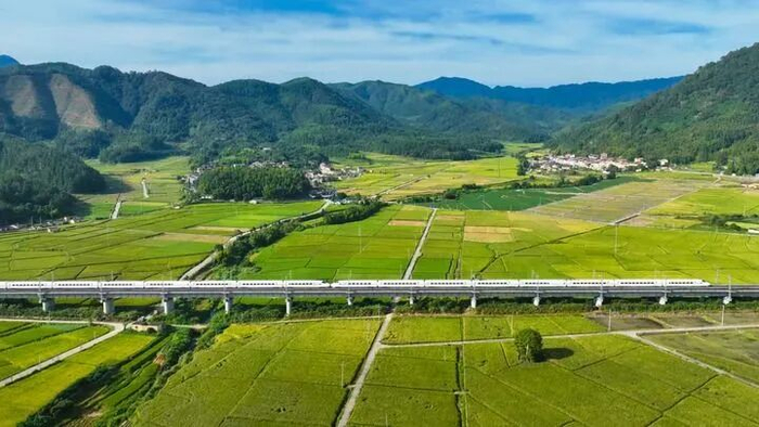 2025年9月29日，动车组列车疾驰在向莆铁路福建三明段（无人机照片）。新华社发（张海根 摄）