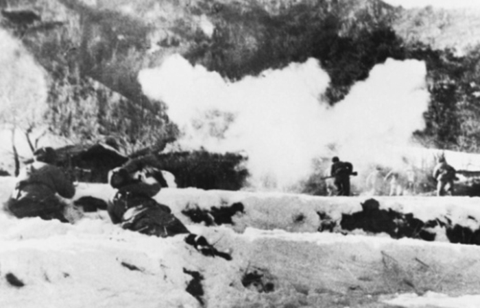 官兵忍着零下40多度的严寒，粉碎敌人多次突围。