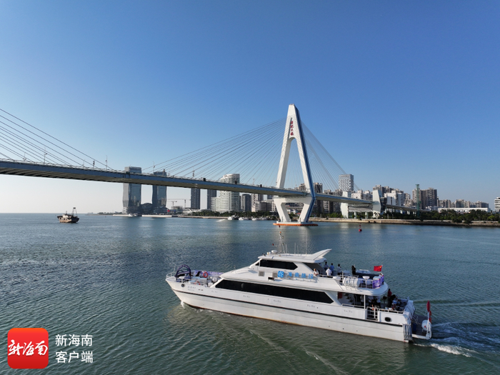 行驶在海口湾水域上的“海旅03”船。记者 李昊 摄