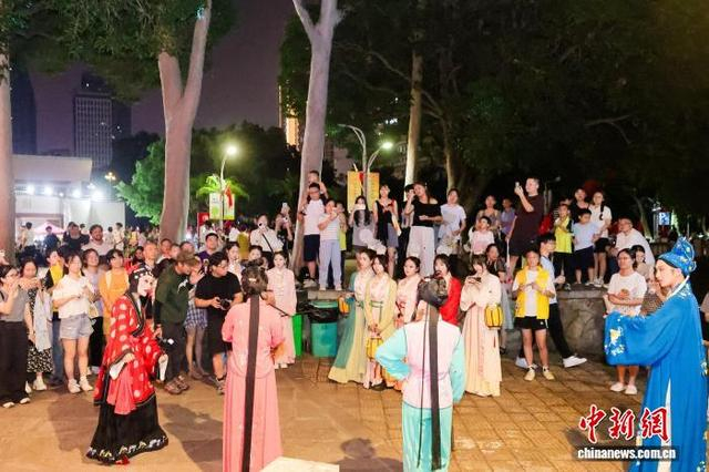 9月30日晚，华侨大学举办国庆游园活动。图为非遗展示区的沉浸式梨园戏演出。华侨大学供图