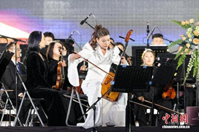 7月5日，内蒙古呼和浩特，苏尔格在“草原之夜”交响音乐会上演奏。 张伊焘 摄