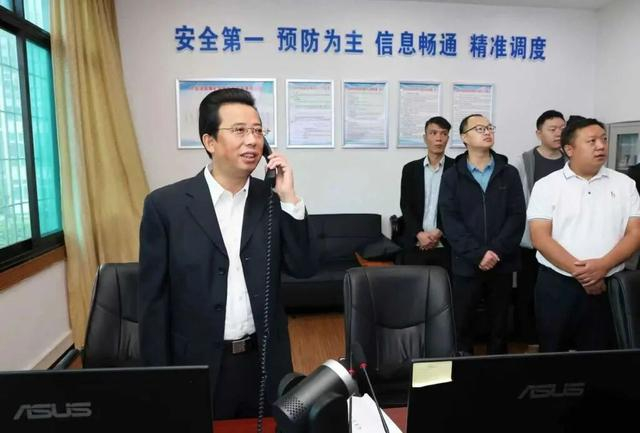 六盘水市委书记张定超电话连线松河煤业井下带班领导并提要求。图片来源：六盘水市政府官网
