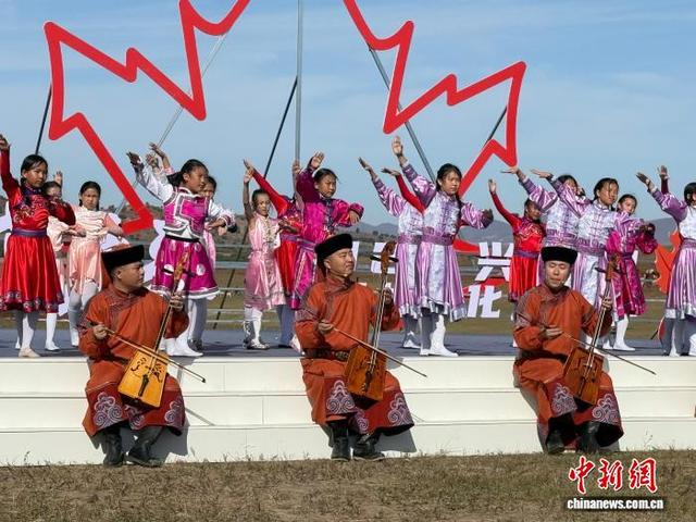 9月27日，内蒙古科右中旗，乌兰牧骑演员在2025兴安盟五角枫文化旅游季开幕式现场进行马头琴演奏。 中新社记者 张玮 摄