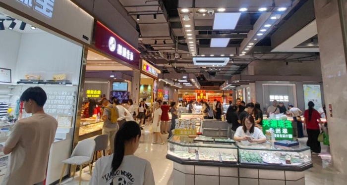 （国庆中秋长假期间的水贝黄金珠宝市场 吴家明/摄）