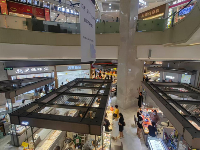 （国庆中秋长假期间的水贝黄金珠宝市场 吴家明/摄）