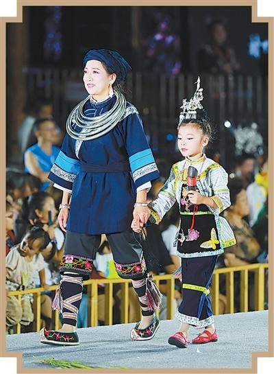 贵州凯里苗侗风情园内，村民身着民族服饰走秀。贵州“村T”团队供图