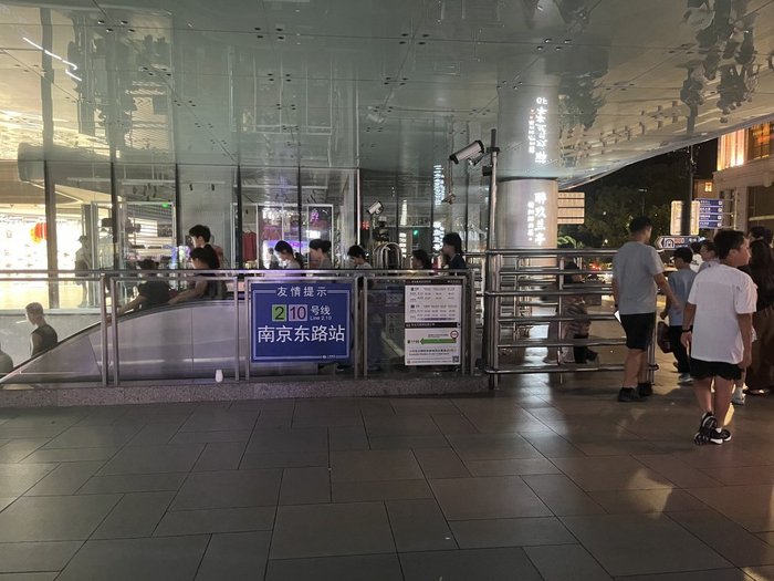 深夜近23时，游客乘地铁离开。