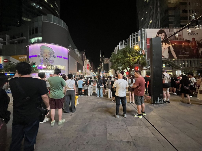 过了这个十字路口，游客就进南京东路地铁站离开。