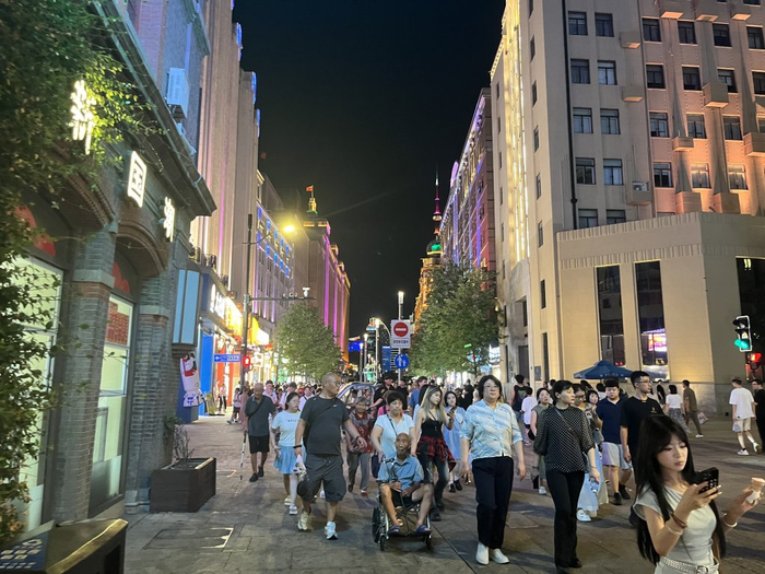 南京东路步行街客群大多从东往西移动。 本文图片均由 澎湃新闻记者 邹娟 摄