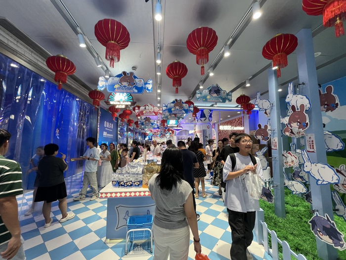 8月19日23时，南京东路步行街，大白兔门店人来人往。