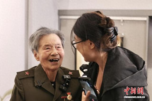 老战士李高芬向采访团讲述难忘的抗美援朝经历。 陈维松 摄