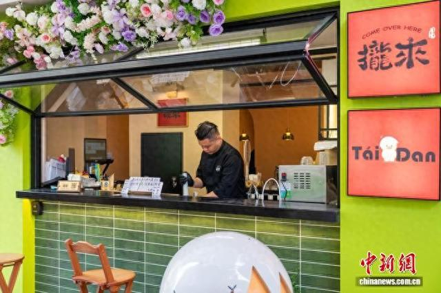 10月1日，庄承勋在位于重庆的台菜餐厅内忙碌。中新社记者 钟旖 摄