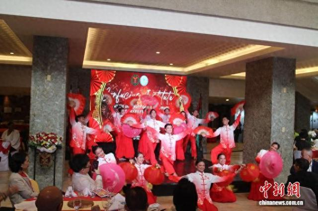 图为菲律宾学子身着中式服饰表演文艺节目。 主办方供图