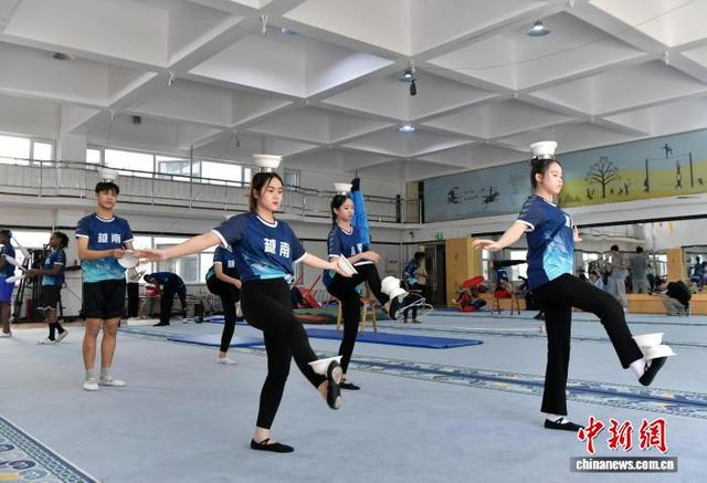 9月25日，外国杂技学员在河北吴桥杂技艺术学校排练厅内练习杂技。 中新网记者 翟羽佳 摄