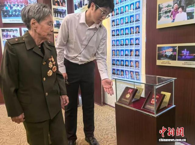 老战士李高芬在牡丹江市军队离退休干部休养所军休展厅里参观。 姜辉 摄
