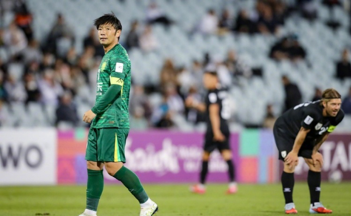 帅位不保？0-3后67岁塞蒂恩面色铁青+闭眼瘫坐！遭国安远征军怒骂