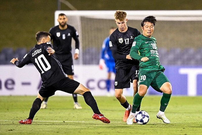 塞蒂恩还不下课？2球落后才想起换上主力，国安这比赛不输才怪！