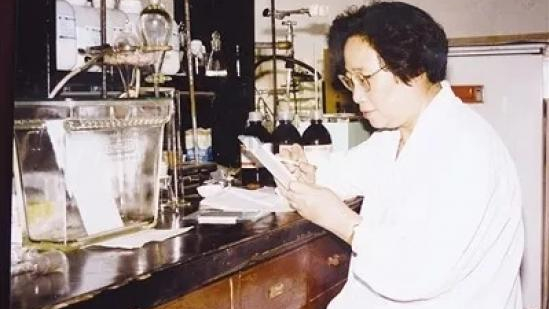 △屠呦呦在实验室工作
