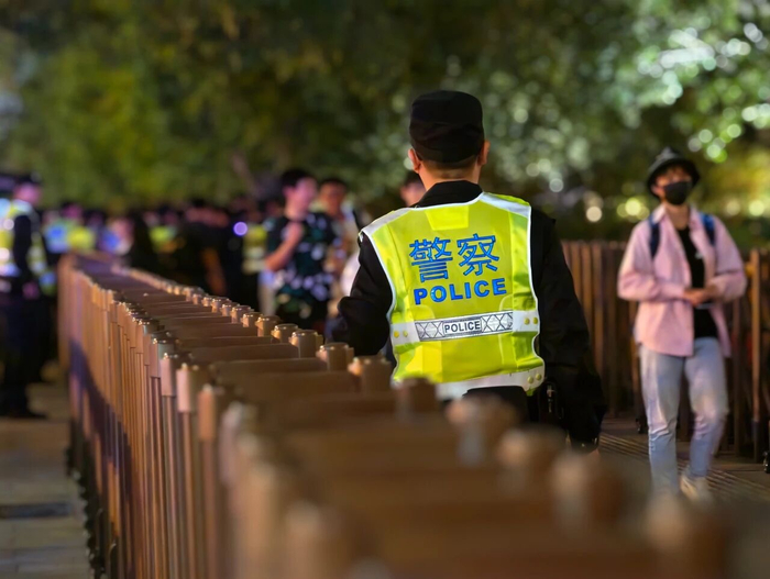 为维护观旗秩序，东城公安采取“护栏物理隔离+民警实时疏导”措施。东城公安供图