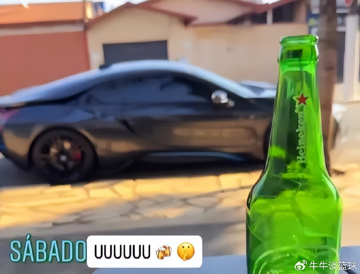 32岁国脚喝酒+晒豪车！失业9个月身材发福，归化后曾拿7000万年薪