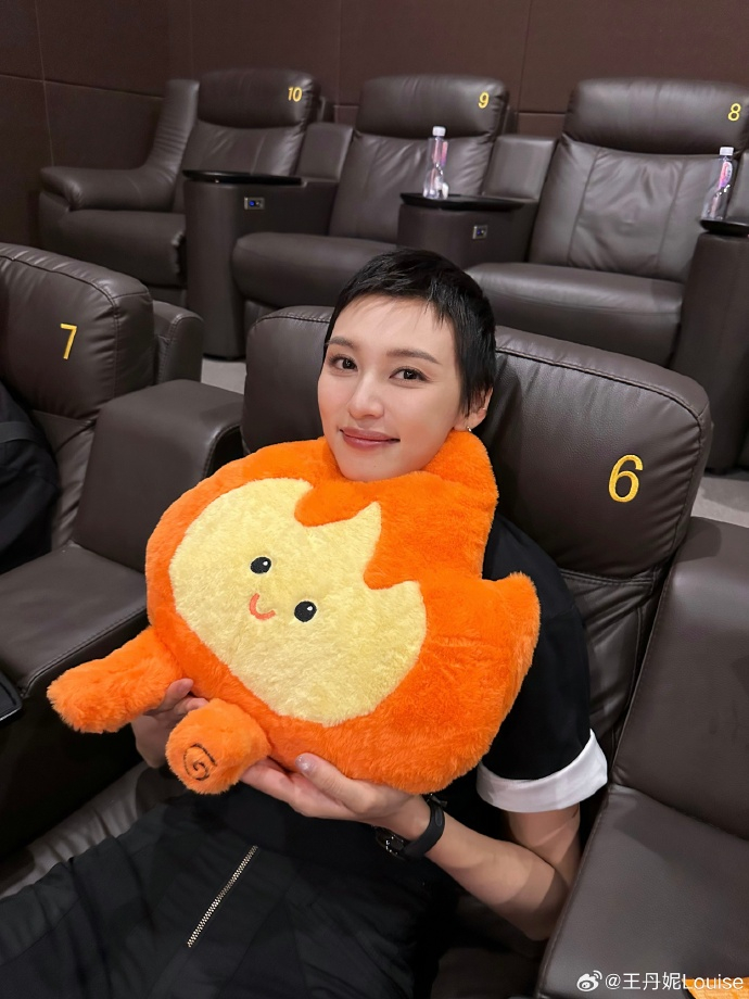 顶着寸头 松弛又自由